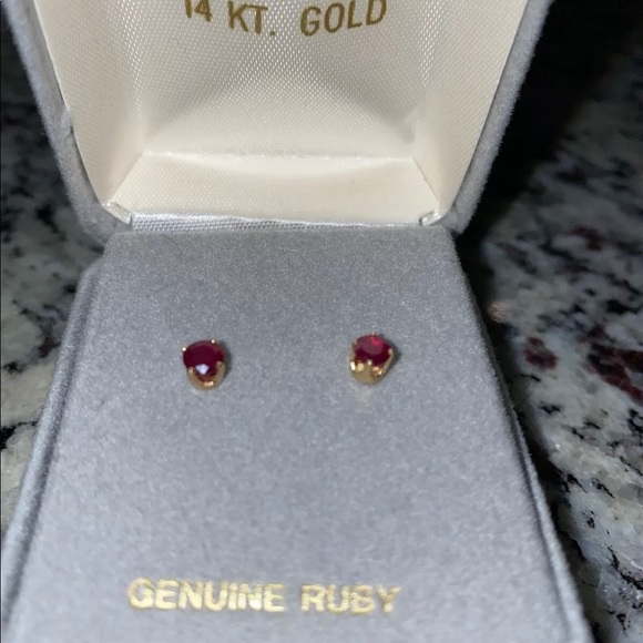 ❌❌SOLD❌❌14K Genuine Ruby Earrings Yellow Gold - Picture 4 of 12